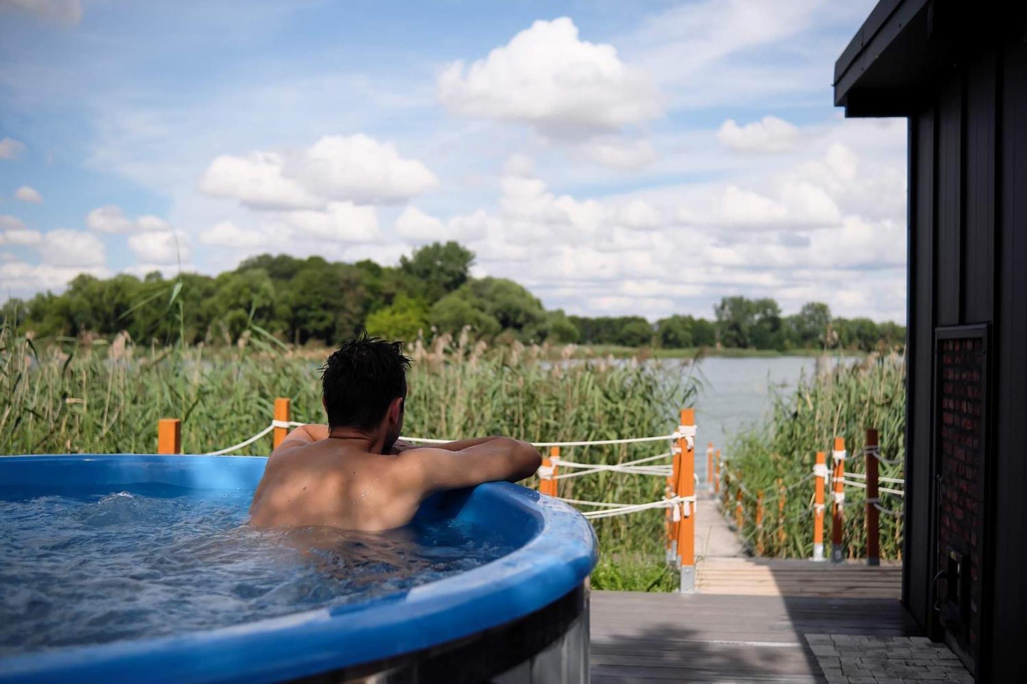 Nglamping Hotel Chełmża Buitenkant foto